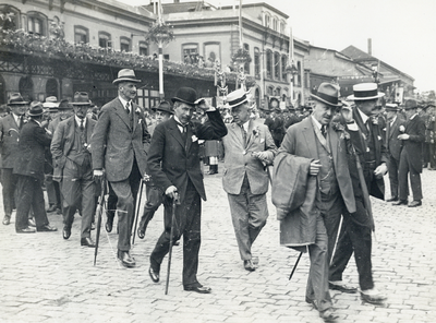 99871 Afbeelding van de intocht van de reünisten, op het Stationsplein te Utrecht, bij de viering van het 58ste lustrum ...